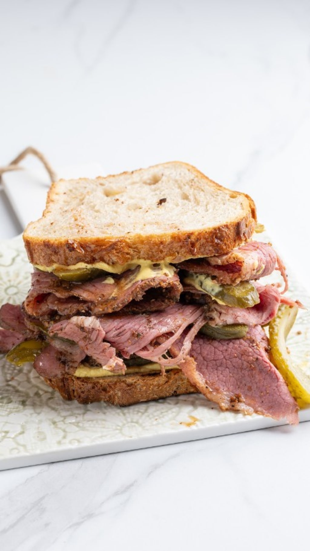 Cos'è il pastrami: 5 risposte su una pietanza che stiamo imparando ad amare (molto)