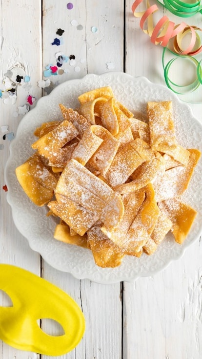 Bugie, chiacchiere, crostoli, frappe e galani: l’Accademia della Crusca ci spiega i dolci del Carnevale