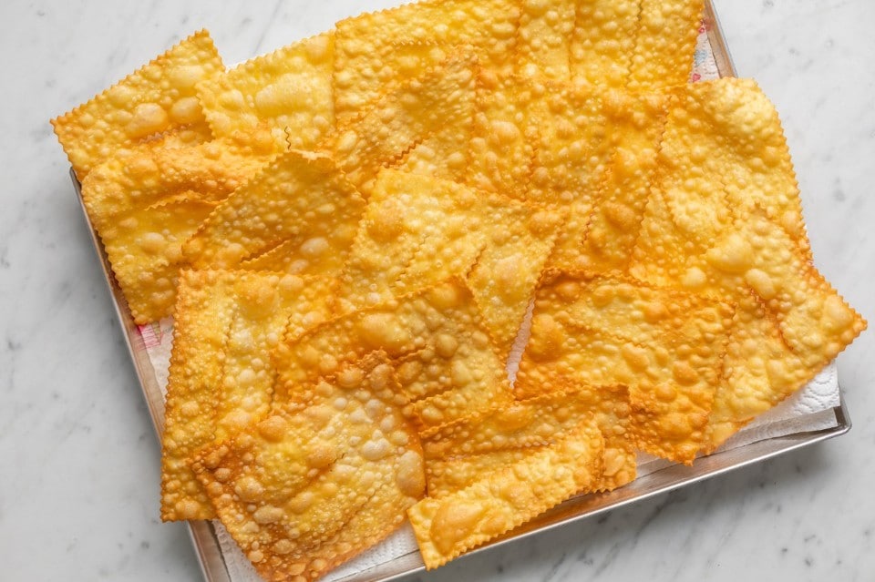 Bugie, chiacchiere, crostoli, frappe e galani: l’Accademia della Crusca ci spiega i dolci del Carnevale