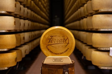 Che c’entrano gli chef di Biden, Mattarella e re Carlo con il Parmigiano Reggiano? Ce lo spiega Ferrari Formaggi