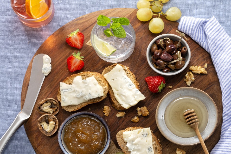 Tutto quello che devi sapere sul Gorgonzola: dove si produce, come si mangia e perché fa bene