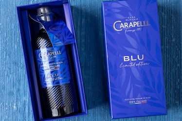 Addio alla bottiglia verde per l'olio EVO: ecco perché il blu potrebbe essere il suo nuovo colore