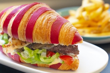 Il Croissant Burger di Nicola Massari: quando l’alta pasticceria incontra la cucina