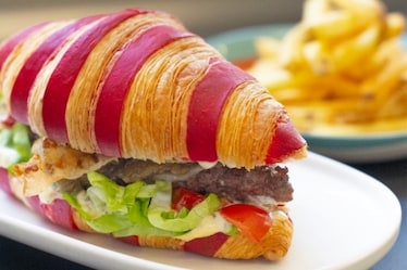 Il Croissant Burger di Nicola Massari: quando l’alta pasticceria incontra la cucina