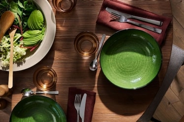 La cena si sposta sul divano: come cambia il nostro modo di mangiare 