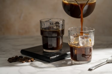 Cold brew coffee, cos’è davvero e perché non è un semplice caffè freddo