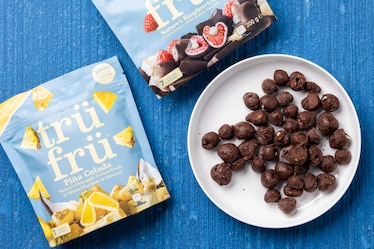 Abbiamo provato lo snack frozen dell'estate: frutta fresca ricoperta di cioccolato