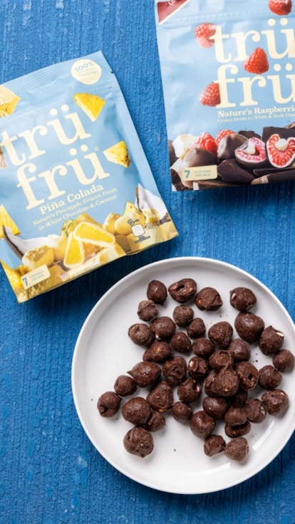 Abbiamo provato lo snack frozen dell'estate: frutta fresca ricoperta di cioccolato