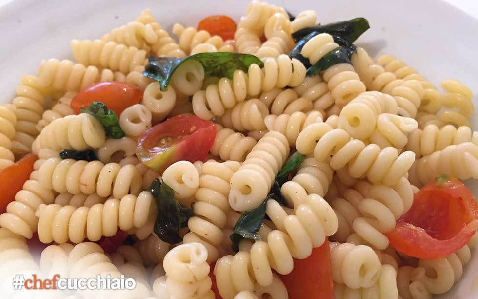 Pasta fredda con pomodorini e basilico ricetta