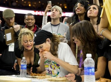  1,42 miliardi di ali di pollo mangiate durante il Super Bowl. È un problema per tutti!