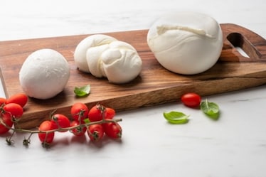 Guida all’acquisto della mozzarella: come sceglierla, come controllare l’etichetta, quanto spendere