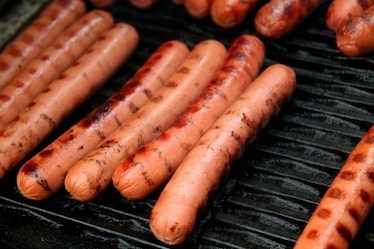 Come si fanno, cosa c’è dentro, che succede a mangiarli crudi: 5 risposte per capire i würstel 