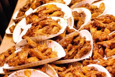 Cos'è la carne ricomposta e perché gli americani ci fanno le ali di pollo