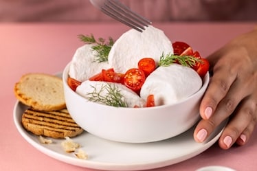 La mozzarella vegetale esiste ed è made in Italy: la fa Dreamfarm a Parma 