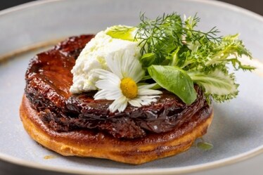 Pasta fredda e tarte tatin: le due ricette di Cesare Battisti che fanno spazio ai vegetali