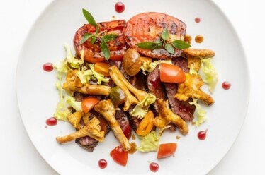 Lombatello al fieno con finferli e pomodori in plancia: la ricetta della terza tappa del tour di Cucchiaio