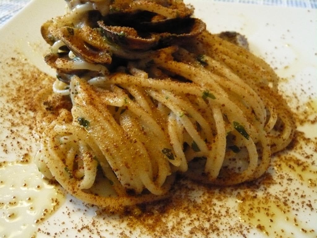Spaghetti alle Vongole e Bottarga di Tonno ricetta