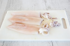 Preparazione Calamarata con bottarga di tonno, zucchine e calamari - Fase 1