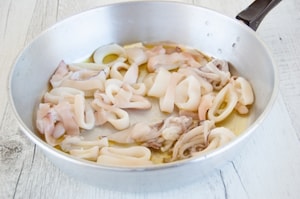 Preparazione Calamarata con bottarga di tonno, zucchine e calamari - Fase 1