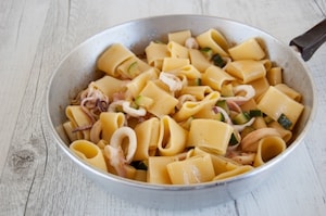 Preparazione Calamarata con bottarga di tonno, zucchine e calamari - Fase 2