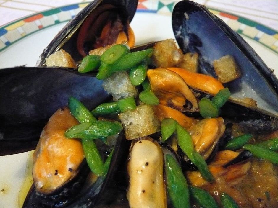 Cozze in guazzetto con crostini fritti e fagiolini verdi ricetta