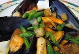 Cozze in guazzetto con crostini fritti e fagiolini verdi