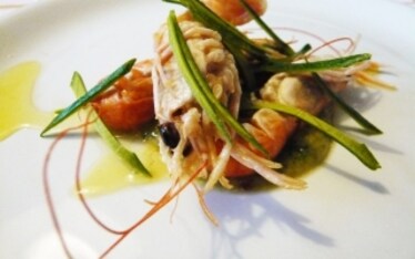 Scampi Sfumati al Traminer Aromatico con Zucchine e Peperoncino 