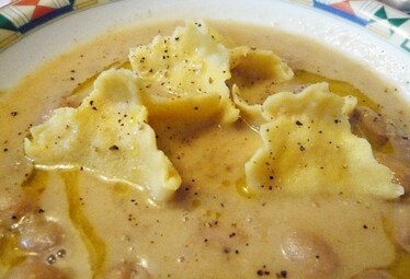 Zuppa di fagioli borlotti e ravioli di gamberetti