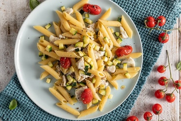 Penne con orata, zucchine e pomodorini