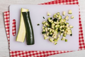 Preparazione Penne con orata, zucchine e pomodorini - Fase 2