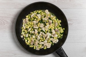 Preparazione Penne con orata, zucchine e pomodorini - Fase 2