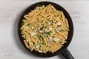 Preparazione Penne con orata, zucchine e pomodorini - Fase 3