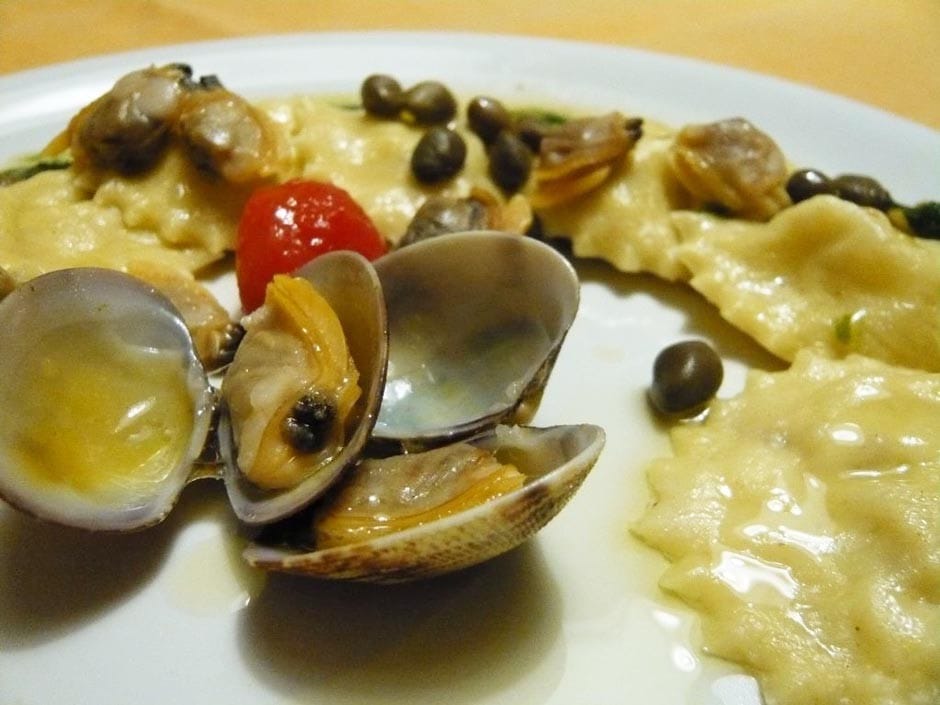 Ravioli d'orata e pesto leggero con vongole veraci e capperi ricetta