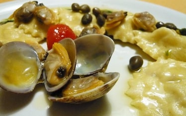 Ravioli d'orata e pesto leggero con vongole veraci e capperi
