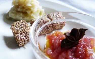 Tonno rosso in crosta di sesamo, purè di topinambur e tartare all'anice stellato