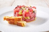 Tartare di tonno con cipollotti e olive taggiasche
