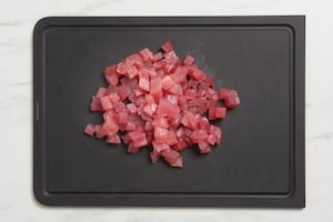 Preparazione Tartare di tonno con cipollotti e olive taggiasche - Fase 1