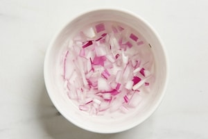 Preparazione Tartare di tonno con cipollotti e olive taggiasche - Fase 2