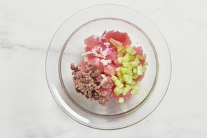 Preparazione Tartare di tonno con cipollotti e olive taggiasche - Fase 3