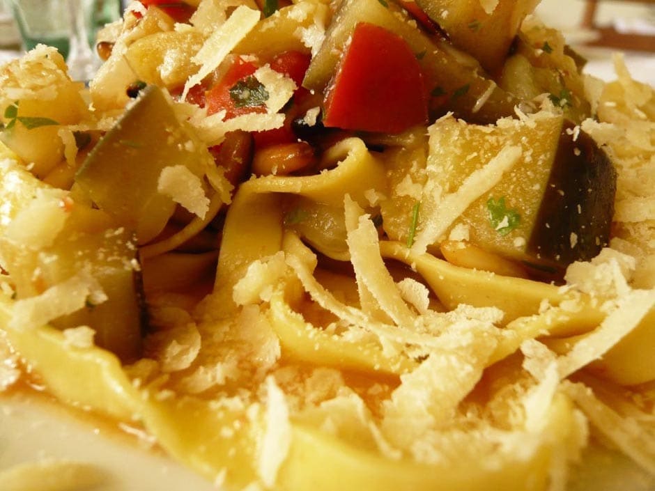 Tagliatelle con Melanzane e Pinoli Tostati ricetta