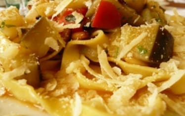 Tagliatelle con Melanzane e Pinoli Tostati