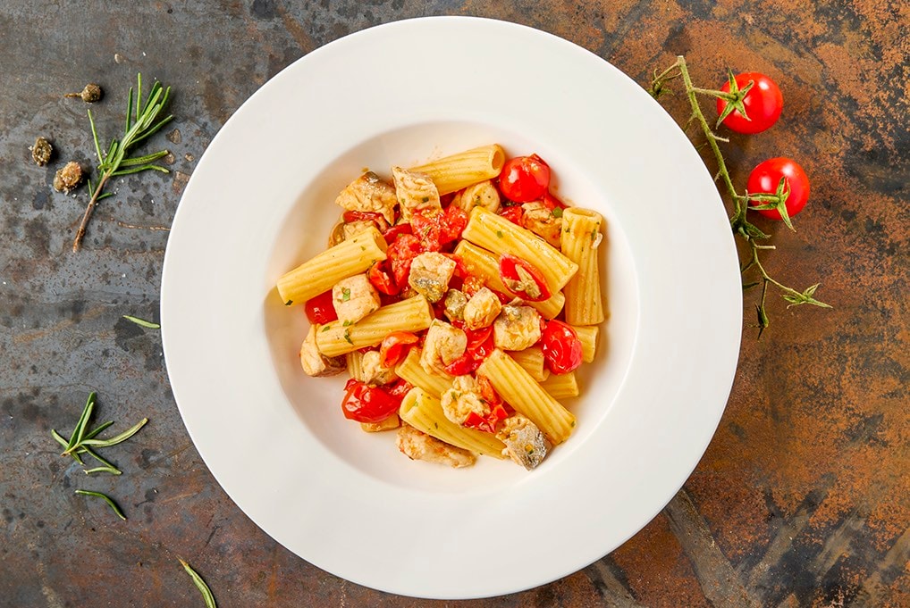 Maccheroni con sgombro e pomodorini ricetta