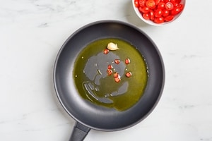 Preparazione Maccheroni con sgombro e pomodorini - Fase 1