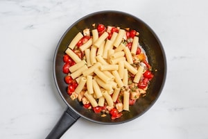 Preparazione Maccheroni con sgombro e pomodorini - Fase 3