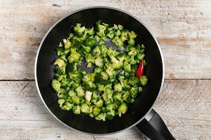 Preparazione Mezze maniche con broccoli, bottarga di tonno e pecorino - Fase 1