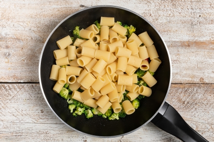 Preparazione Mezze maniche con broccoli, bottarga di tonno e pecorino - Fase 2 Preparazione Mezze maniche con broccoli, bottarga di tonno e pecorino - Fase 2