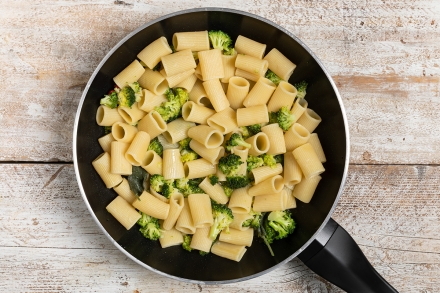 Preparazione Mezze maniche con broccoli, bottarga di tonno e pecorino - Fase 2 Preparazione Mezze maniche con broccoli, bottarga di tonno e pecorino - Fase 2