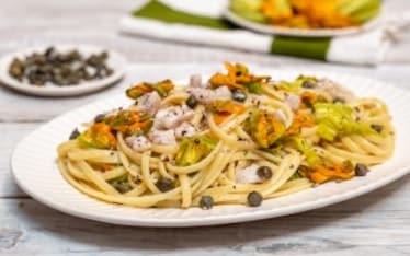 Linguine con cernia e fiori di zucca