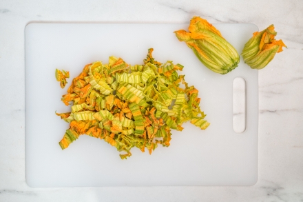 Preparazione Linguine con cernia e fiori di zucca - Fase 1 Preparazione Linguine con cernia e fiori di zucca - Fase 1