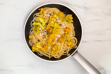 Preparazione Linguine con cernia e fiori di zucca - Fase 3 Preparazione Linguine con cernia e fiori di zucca - Fase 3